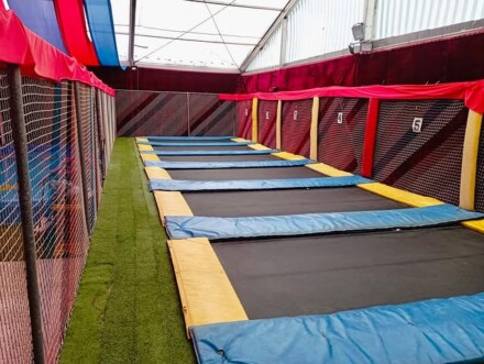 Parque infantil y espacio de celebraciones para eventos familiares y cumpleaños en vila-sacra